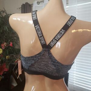 Victoria's Secret Incredible Lightweight Sport bra